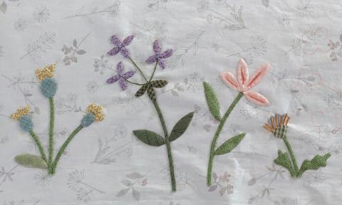 カラフルな刺しゅうの花