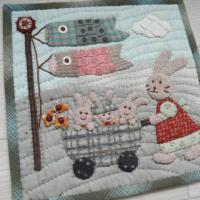 うさぎのミニタペストリー5月